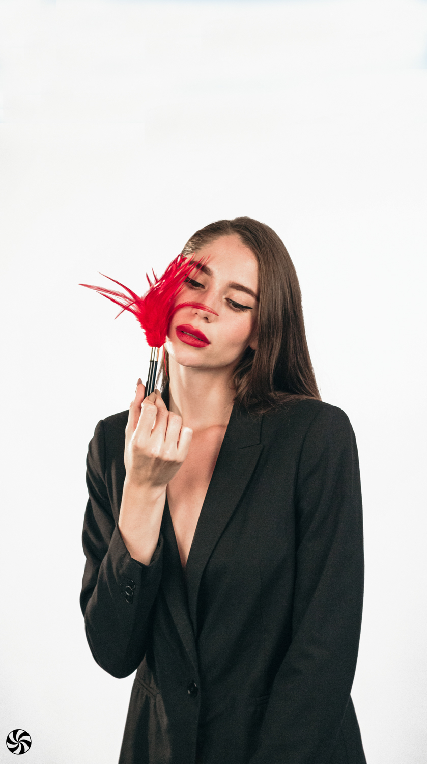 Тиклер Burlesque Plume Red 1082-01lola